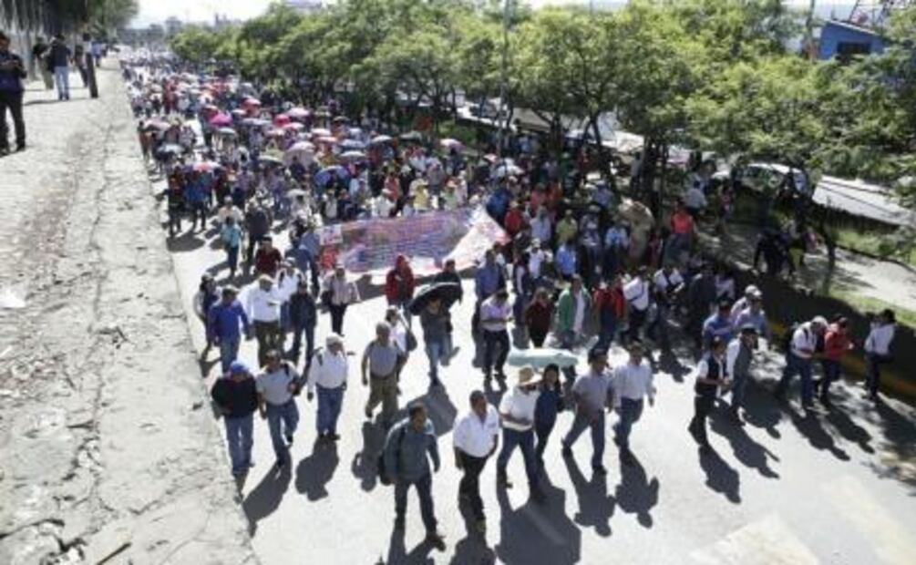 Marcha Sección 22 de Santa Lucía del Camino al centro de Oaxaca