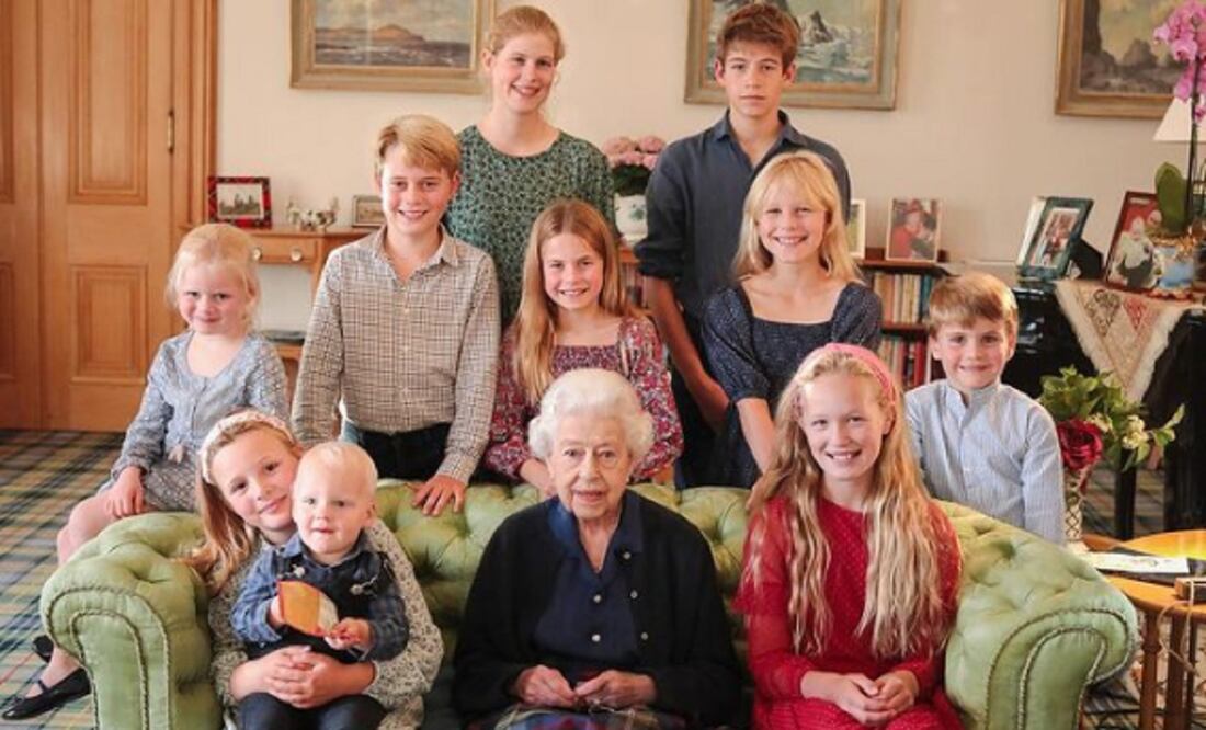 La foto modificada digitalmente muestra a Isabel II sentada en un sofá verde y rodeada por los hijos de los príncipes de Gales, así como de otros de sus nietos y bisnietos, la cual fue difundida para conmemorar el que hubiese sido el cumpleaños de la soberana. FOTO: @princeandprincessofwales