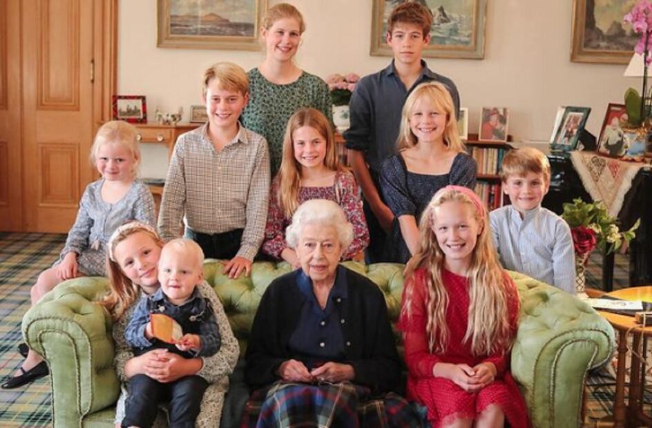 La reina Isabel II, en una imagen publicada en abril de 2023, con sus nietos y la mayoría de sus bisnietos. La foto la difundieron en las redes de la familia real, con motivo del que habría sido el cumpleaños de la monarca, fallecida en septiembre de 2022. FOTO: @princeandprincessofwales