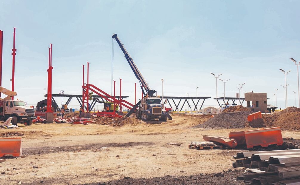 En Xaltocan los ingenieros y obreros trabajan en la conclusión del paso para los usuarios del tren.
Fotos: de Osmar Alvarado y Arturo Contreras