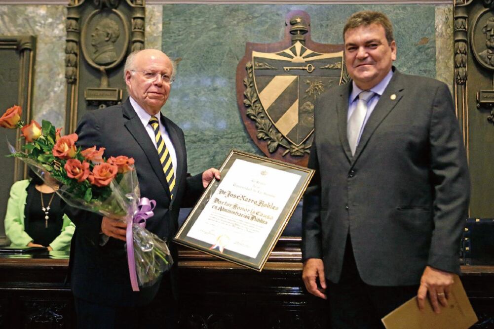 José Narro Robles, rector de la UNAM, recibió el reconocimiento de manos de su par de la Universidad de La Habana, Gustavo Cobreiro (LUIS CORTÉS. EL UNIVERSAL)