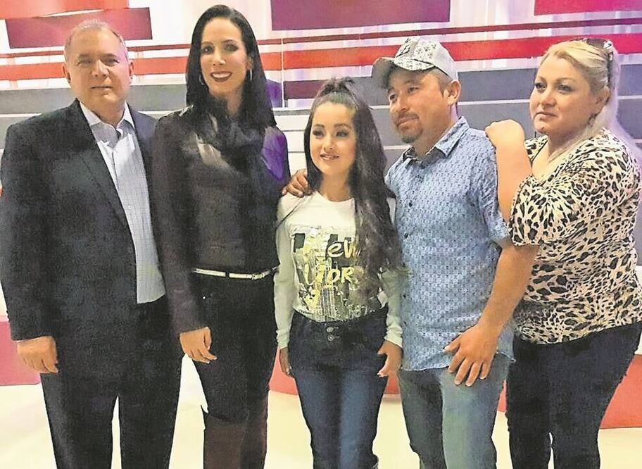 El senador Marco Antonio Blásquez y su pareja Farah Salman se propusieron para ser padrinos de Rubí (ESPECIAL)