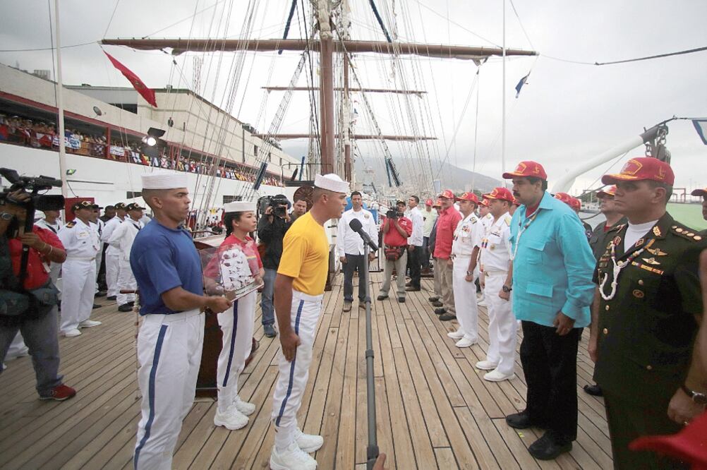 Nicolás Maduro, mandatario venezolano, con marines, en el barco Simón Bolívar, en La Guaira el sábado pasado (REUTERS)