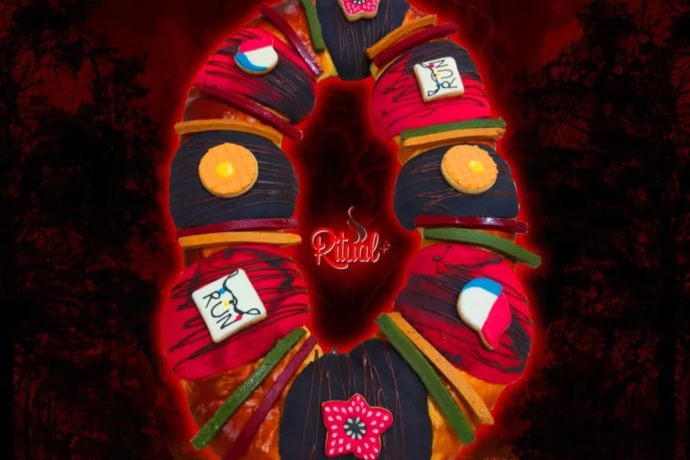Esta panadería de la CDMX presenta una Rosca de Reyes con detalles inspirados en la serie Netflix. Foto: Instagram @rituuual