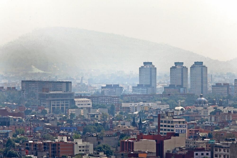 La última contingencia ambiental se registró el pasado lunes 30 de mayo, cuando dejaron de circular todos los vehículos con engomados rojos y azules, sin importar el tipo de holograma (LUCÍA GODÍNEZ. EL UNIVERSAL)