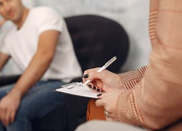 ¿Cómo iniciar la primera cita con un psicólogo, según expertos?