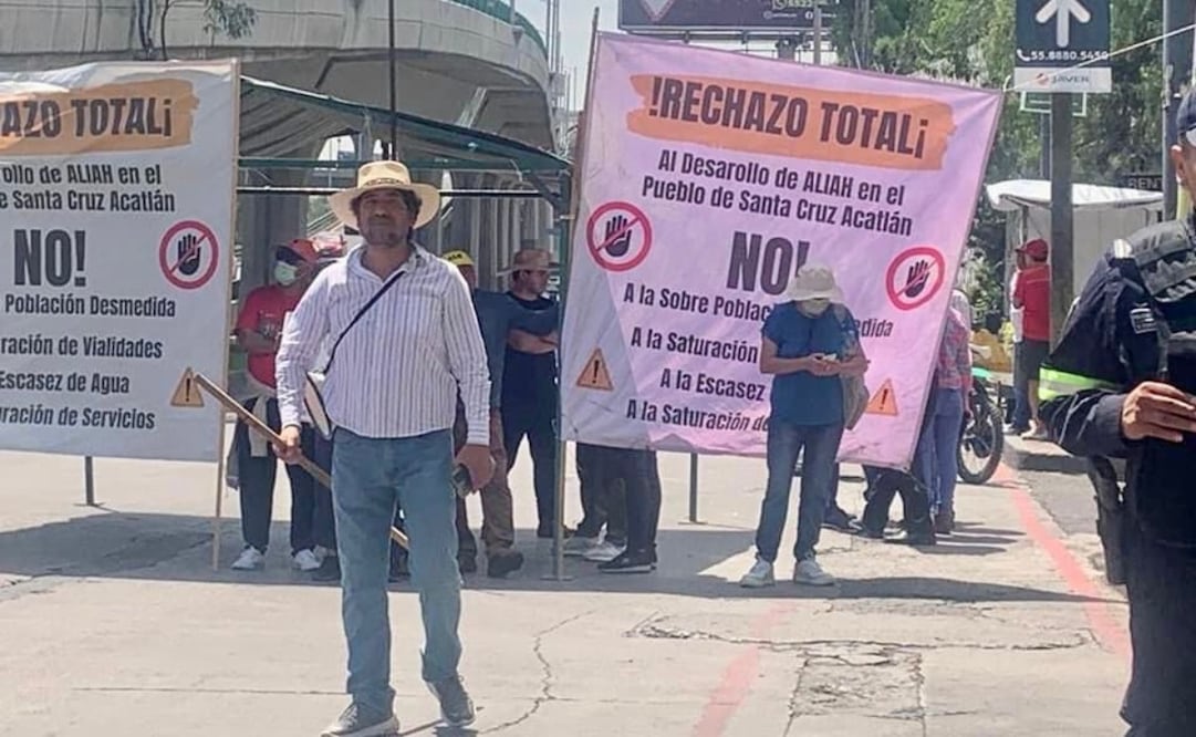 Este viernes 14 de julio, vecinos de Santa Cruz Acatlán iniciaron bloquearon dos de los tres carriles de la avenida Lomas Verdes. Foto: Especial