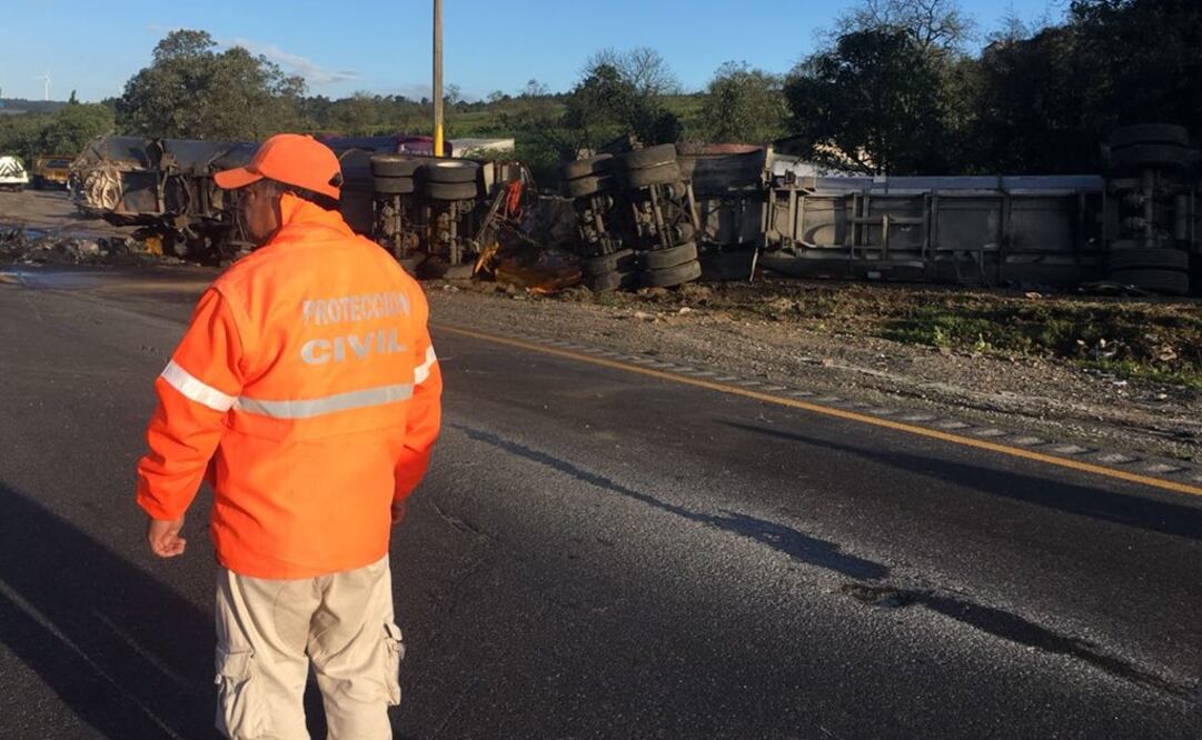La autopista permaneció cerrada por varias horas en lo que se realizaban tareas de retiro de unidades y del aceite vegetal en el asfalto. Foto: Cortesía de PC de Puebla