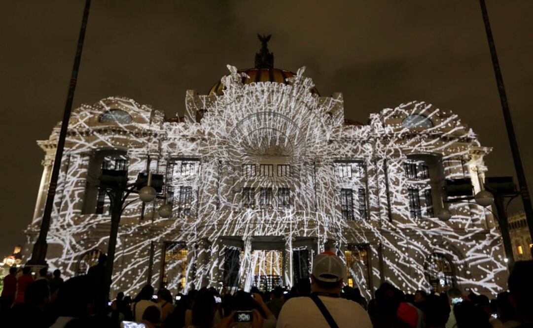 Las proyecciones en la fachada del Palacio de Bellas Artes iniciaron con el trabajo del artista húngaro Laszlo Bordos. FOTO: Luis Cortés