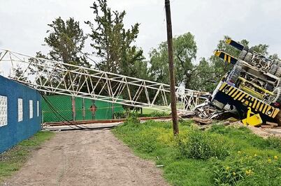 Cae grúa sobre una vivienda en Cuautitlán Izcalli