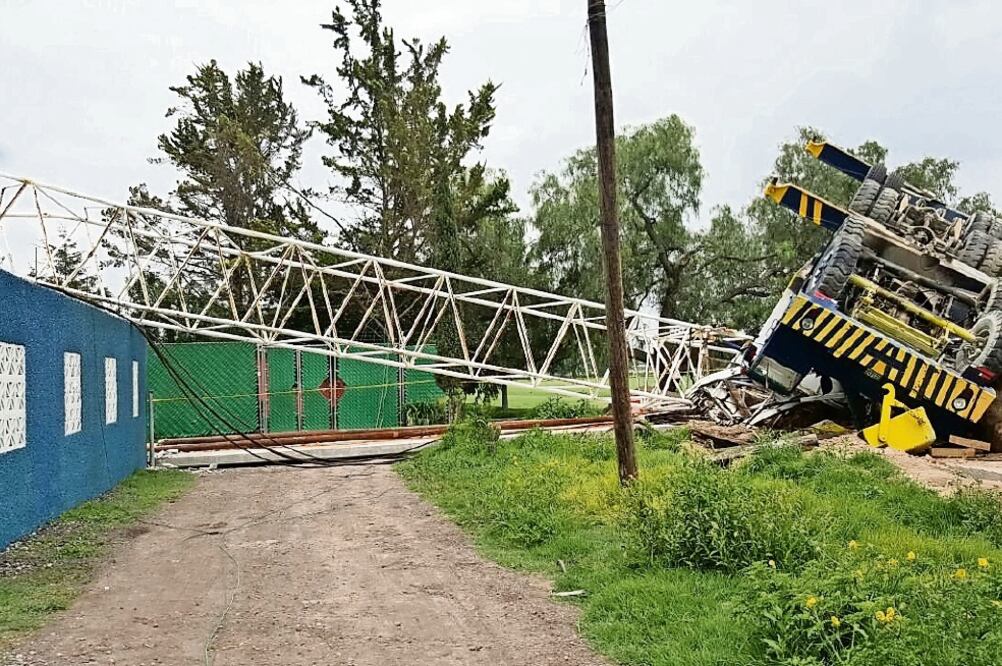 El pasado 13 de julio la grúa volcó al levantar una placa de concreto de 20 metros de largo, con peso de 48 toneladas (JUAN M. BARRERA. EL UNIVERSAL)