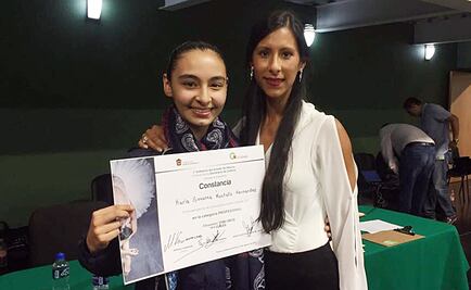 Elisa Carrillo entrega beca para estudiar en extranjero