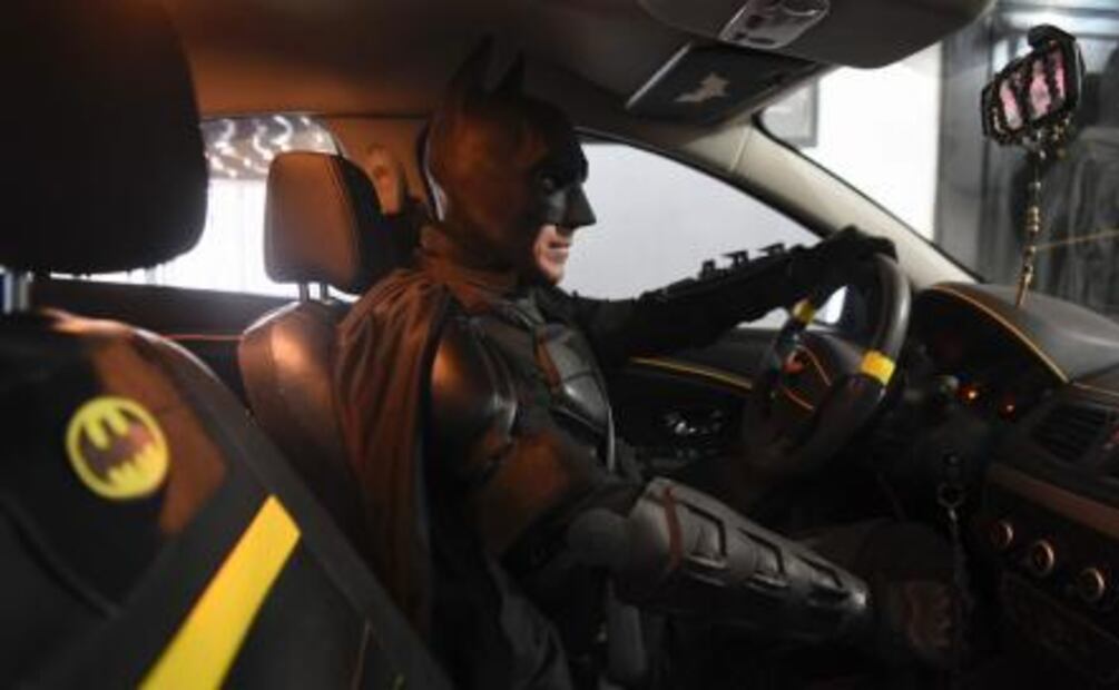 Batman argentino deja de lado a los villanos y lleva sonrisas a hospital infantil