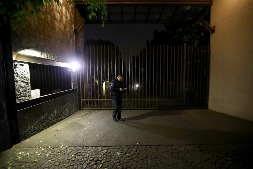 En el fraccionamiento La Retama en la calle Ladera 20 colonia Lomas de Bezares, se realizó un operativo en la casa de Lozoya, exdirector de Pemex (VALENTE ROSAS. EL UNIVERSAL))