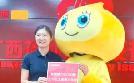 Hombre se disfraza para retirar su premio de la lotería y no compartirlo con su familia