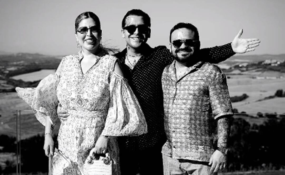 Christian Nodal acompañado de sus padres en la Toscana, Italia.