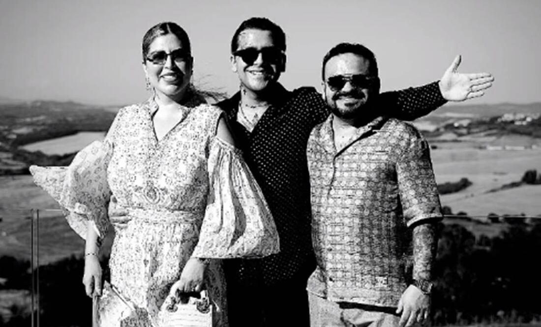 Christian Nodal acompañado de sus padres en la Toscana, Italia.