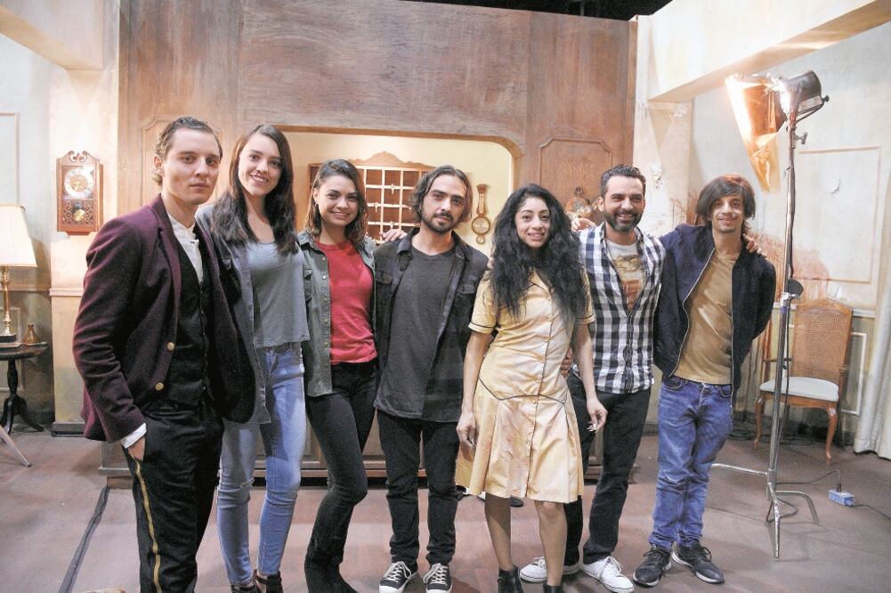 El elenco de Hotel Victoria en el set creado por Ingrid Vázquez. (CORTESÍA)