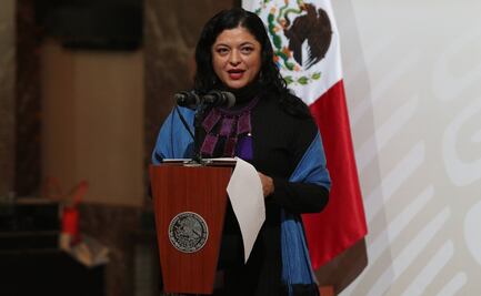 Alejandra Frausto recibe la "gran cruz", pero por falta de pagos