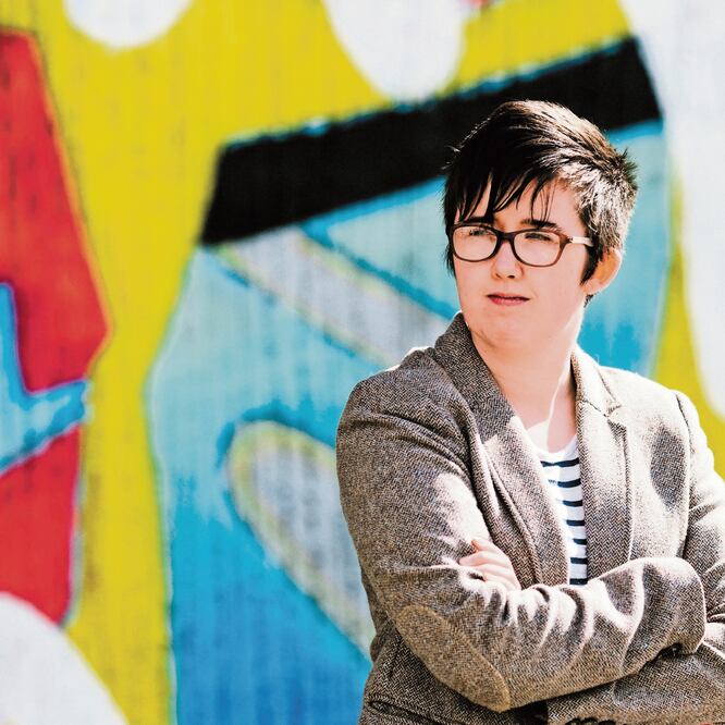 La periodista Lyra McKee, en Belfast, en 2017. Falleció por disparos después de publicar una fotografía en Twitter de los actos de violencia en Derry. REUTERS