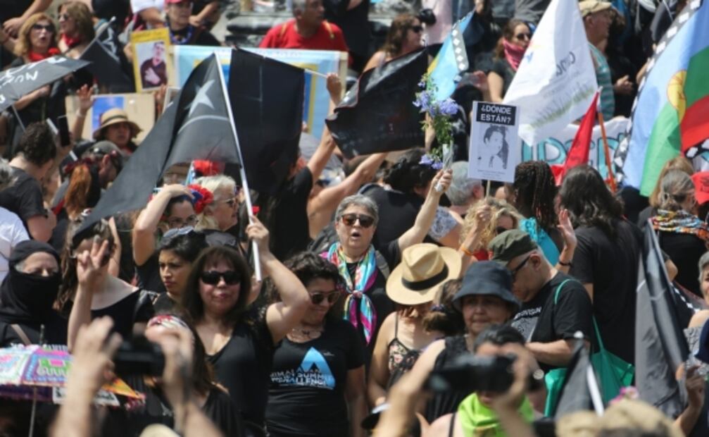 Miles de personas marchan de negro y en silencio contra "represión" en Chile
