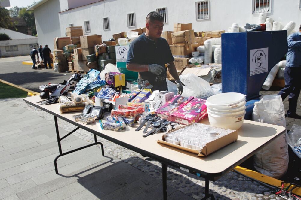 Ayer se destruyeron 4 millones 616 mil productos piratas, entre ellos pilas para celulares y alcalinas, suplementos alimenticios, rastrillos, juguetes, bolígrafos, cigarreras, balones, tenis, colores, así como 27 kilos de fármacos de patente. (EFE)