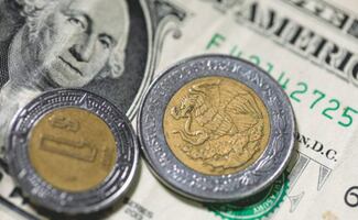 Precio del dólar hoy: Peso sufre tropiezo en medio de incertidumbre económica mundial y ante falta de liquidez en EU