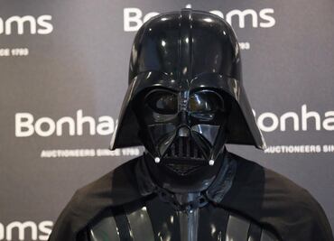 Subastan traje de Darth Vader, el legendario malvado de la saga "Star Wars"