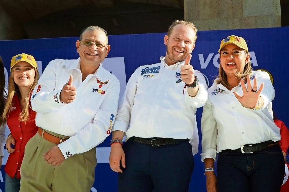 Santiago Taboada acudió a la explanada de Tlalpan, donde refrendó su apoyo a Alfa González (derecha), quien busca reelegirse como titlar de la demarcación. Foto: Especial