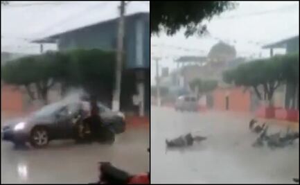 Motociclista a exceso de velocidad se estrella contra un auto en Chiapas