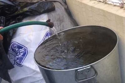 Pese a tener cisterna, habitantes de Toluca se bañan a cubetadas por megacorte de agua