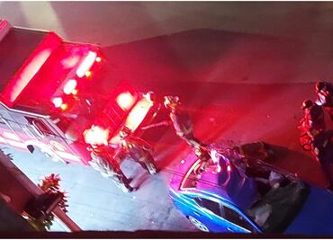 Pareja choca su auto contra camión estacionado en Circuito Interior; muere conductor