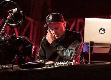 DJ Shadow hipnotiza con su propuesta electrónica