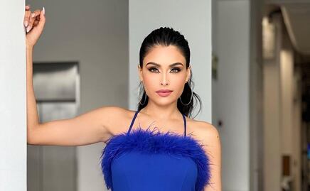 Kristal Silva luce como Barbie en minivestido rosa de lentejuelas