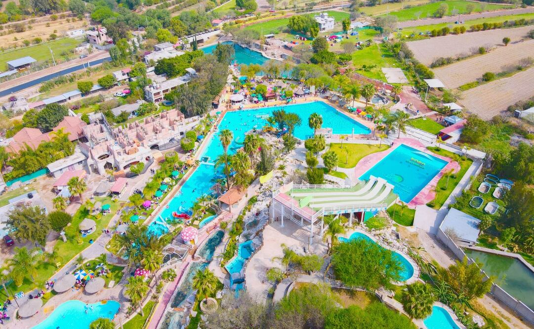 Maguey Blanco tiene toboganes para niños o adultos, además de albercas de agua termal y un lago cristalino. Foto: Maguey Blanco