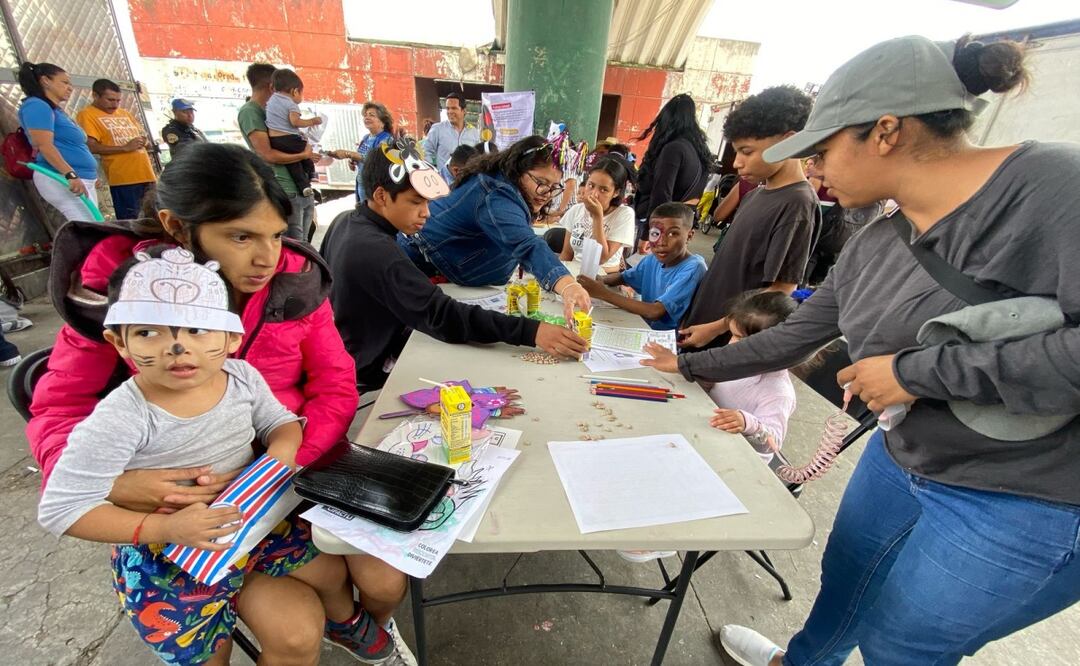 Celebran a la niñez en la Central de Abasto; marionetas, juegos y sonrisas para hijos de locatarios. Foto: Especial