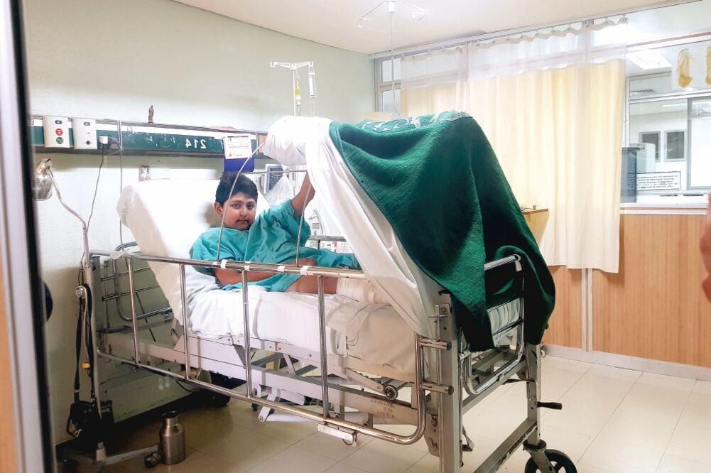 En el 19-S un tinaco cayó sobre el pie izquierdo de Edwin Sánchez y se lo dejó colgando. Su familia vivió una odisea para que recibiera atención médica. (IMSS)