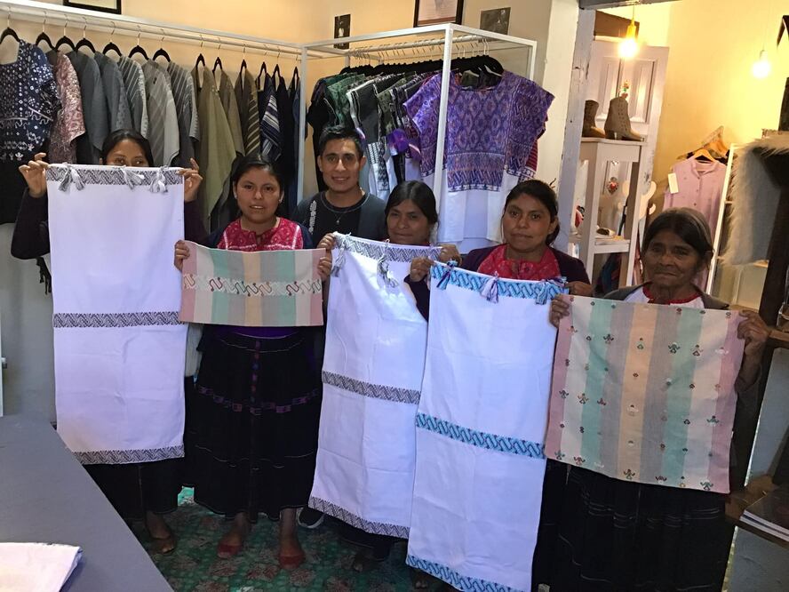 Alberto López busca exponer y difundir el trabajo de las mujeres tejedoras de su comunidad, Aldama en Chiapas. Foto: Facebook