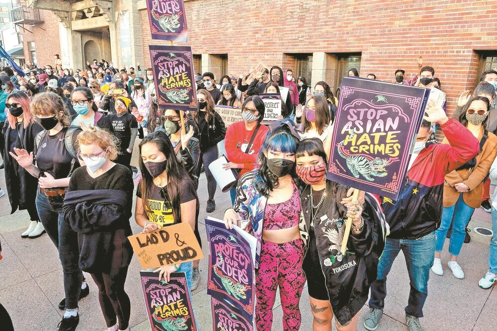 Estadounidenses en una protesta contra la violencia hacia los asiáticos cerca del Museo Nacional Japonés Americano, en Los Ángeles, California. Foto: Ringo Chiu/ AFP.