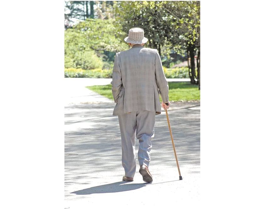 Además del temblor en reposo, otros síntomas motores de este padecimiento son movimiento lento, inestabilidad de la postura y rigidez muscular. Foto: ESPECIAL