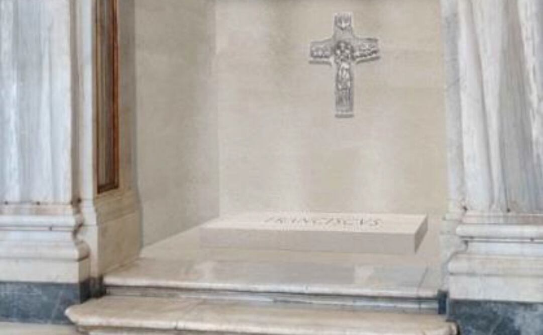La tumba del papa Francisco en la basílica romana de Santa María La Mayor será sencilla, en el suelo, y contará con una reproducción de su crucifijo pectoral, reveló este jueves la Santa Sede al divulgar la primera foto del sepulcro. Foto: EFE