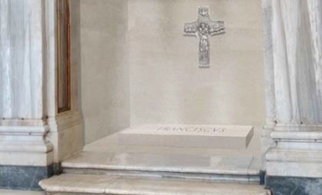 La tumba del papa Francisco en la basílica romana de Santa María La Mayor será sencilla, en el suelo, y contará con una reproducción de su crucifijo pectoral, reveló este jueves la Santa Sede al divulgar la primera foto del sepulcro. Foto: EFE