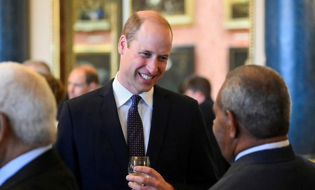 El príncipe William, mientras habla con los invitados durante un Almuerzo de los Gobernadores Generales y Primeros Ministros del Reino, en el Palacio de Buckingham en Londres el 5 de mayo de 2023. Foto: AFP