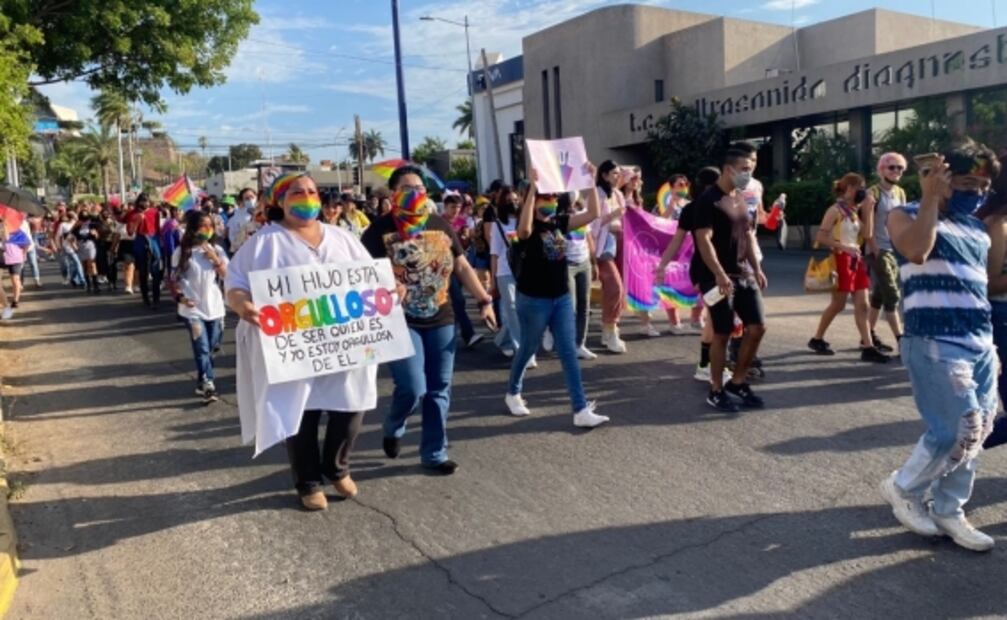 Comunidad LGBTIQ+ llena las calles de Sinaloa de color en marcha del orgullo gay 