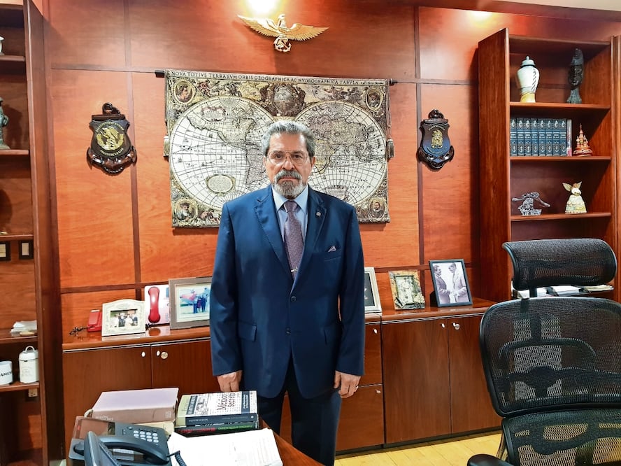 El almirante Carlos Velázquez explicó que la reducción de 61 a 52 operaciones por hora que se aplicó el año pasado no funcionó porque las aerolíneas empezaron a usar aviones más grandes. Foto: Sara Cantera / El Universal