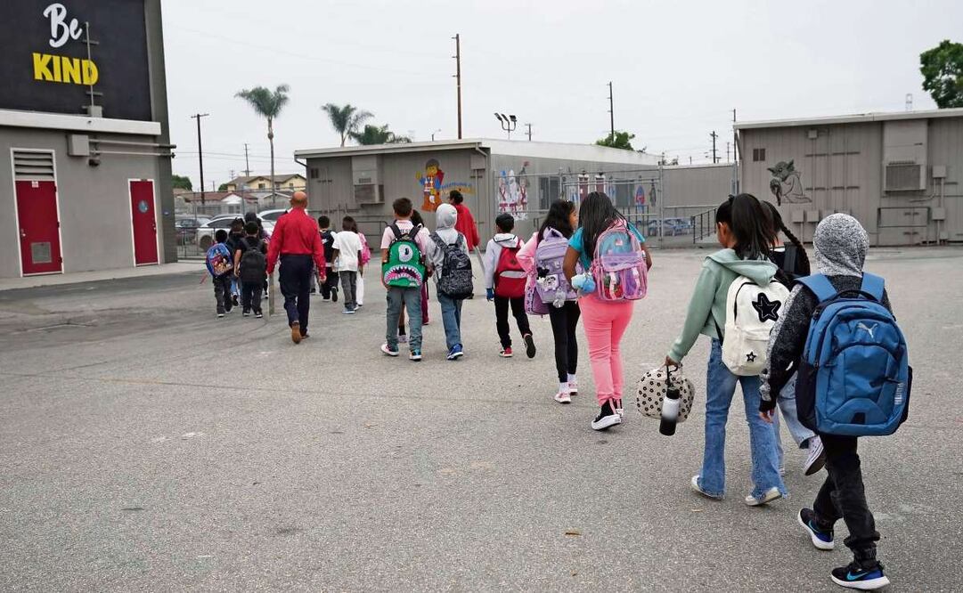 Maestros caminan junto a estudiantes durante el primer día de clases en Los Ángeles, California. Foto: Marcio Jose Sanchez / AP