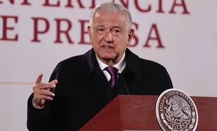 AMLO exhibe carta en la que pide al Inai informar ingresos de Loret de Mola