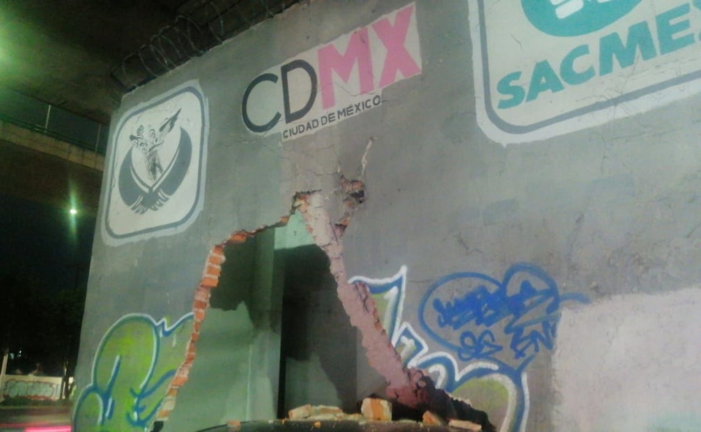 Automóvil se estrella contra estructura de Secretaría del Agua. Foto: especial