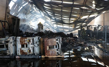 Incendio en Apodaca dejó dos bomberos lesionados