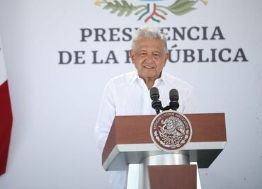 AMLO homenajea a Carlos Slim en Dos Bocas: "Es el empresario más austero e institucional de México", afirma